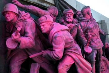 Болгары разрисовали в розовый цвет памятник советским солдатам
