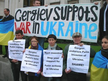 Британские и украинские активисты освистали Гергиева