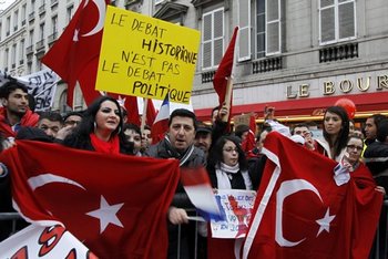 Либеральная Le Monde осудила принятый во Франции закон об отрицании геноцида
