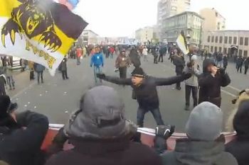 «Русский марш» умеренных националистов по Якиманке: «Россия без Путина и хачей» (ВИДЕО)