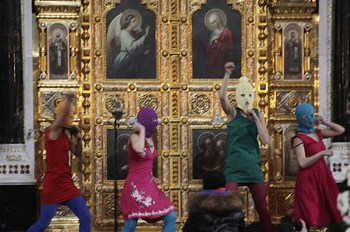 «Панк-молебен» Pussy Riot в Храме Христа Спасителя, делом занялась Генпрокуратура (ВИДЕО)