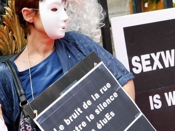 Французские секс-работницы протестуют против репрессивных мер в отношении их клиентов